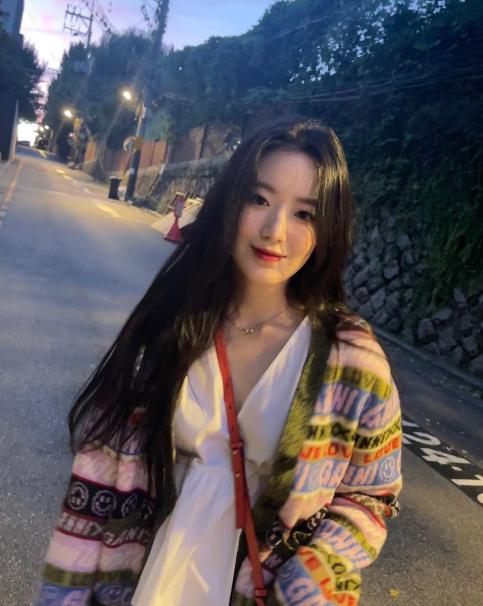  봄의 변덕스러운 날씨에 딱인 여자 봄 코디로 업사이클링 울을 활용한 니트 가디건 브랜드 with 슈화
