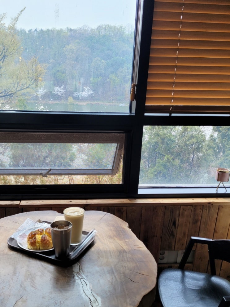  카페 에이치(cafe H) : 꽃 보고 들르기 좋은 경기 광주 중대물빛공원 카페
