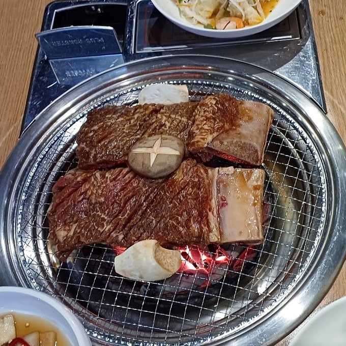  야당역 맛집 :: 직접 구워주는 고깃집 [귀품찬 곽만근숯불갈비] 파주 야당점