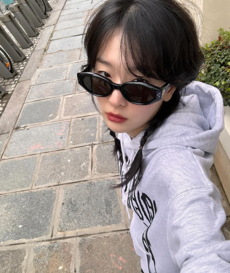  꾸민듯 안꾸민듯한 여자 꾸안꾸룩 너낌의 스트릿 패션을 완성 한슬기의 오버핏 후드티 코디