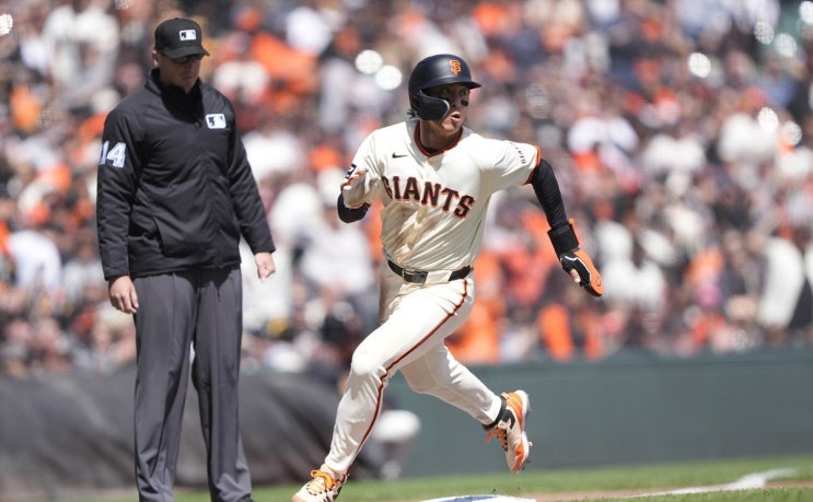 <b>이정후</b>, MLB 데뷔 첫 <b>2루타</b> 포함 멀티히트 ··· 타율 0.238