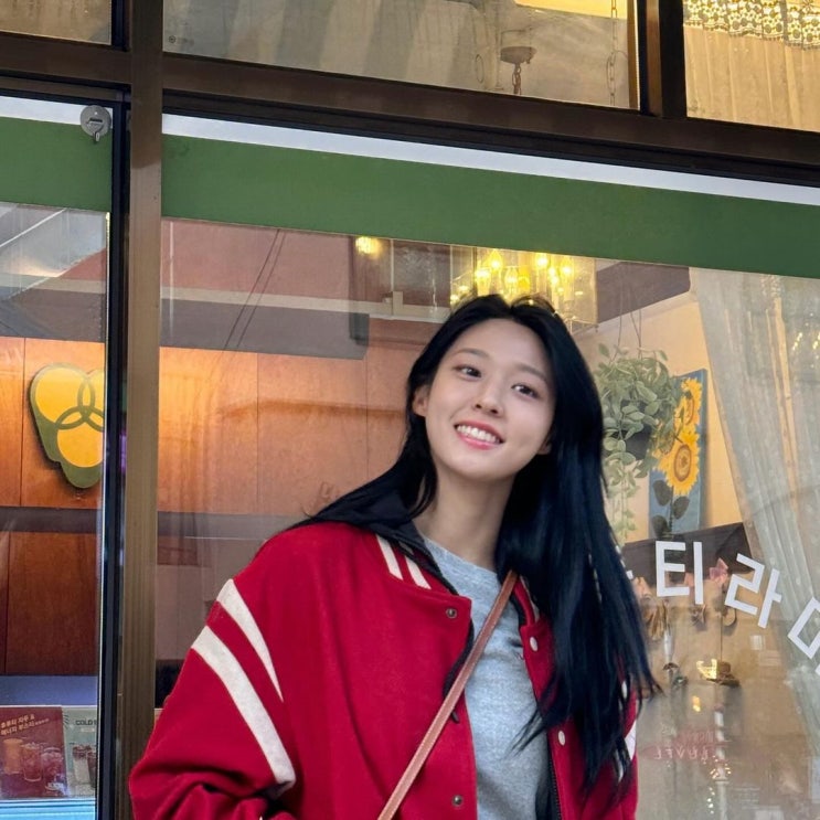  설현이 신은 치마와 어울리는 발 편해 푹신한 나이키 운동화 에어맥스 Dn 시리즈 신발 정보