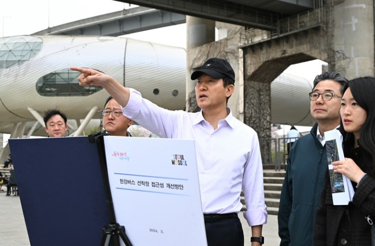 <b>오세훈</b>, '<b>한강</b> 리버<b>버스</b>' 선착장 예정지 점검…"접근성 최우선"