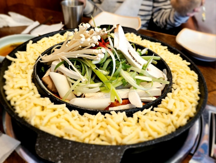  노원 레트로 느낌의 동선식당에서 아이들과 치즈갈비찜 경험