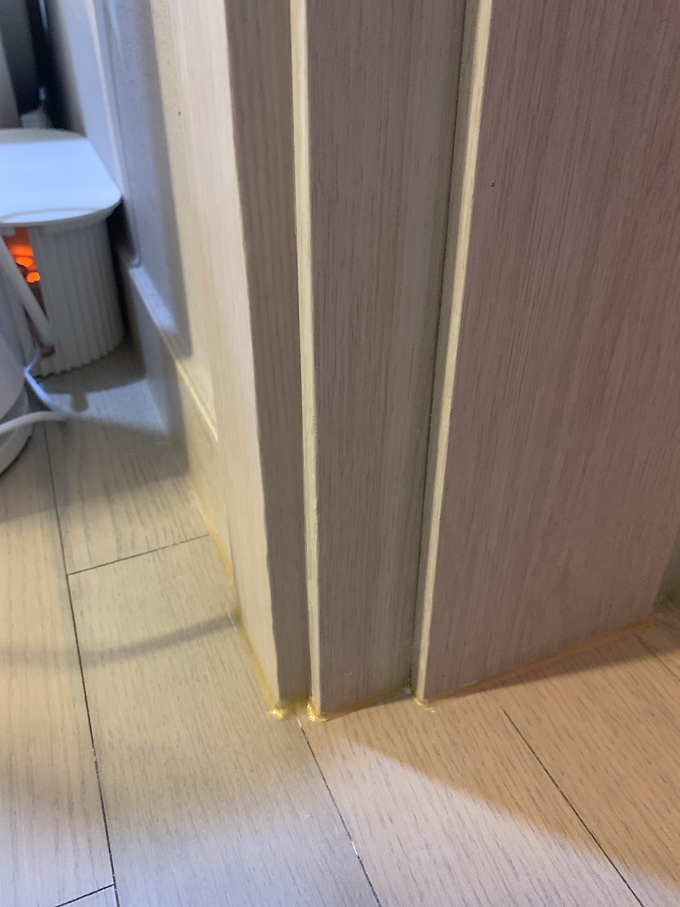 거실 문틀 몰딩 시트지 벗겨진 곳 부분보수
