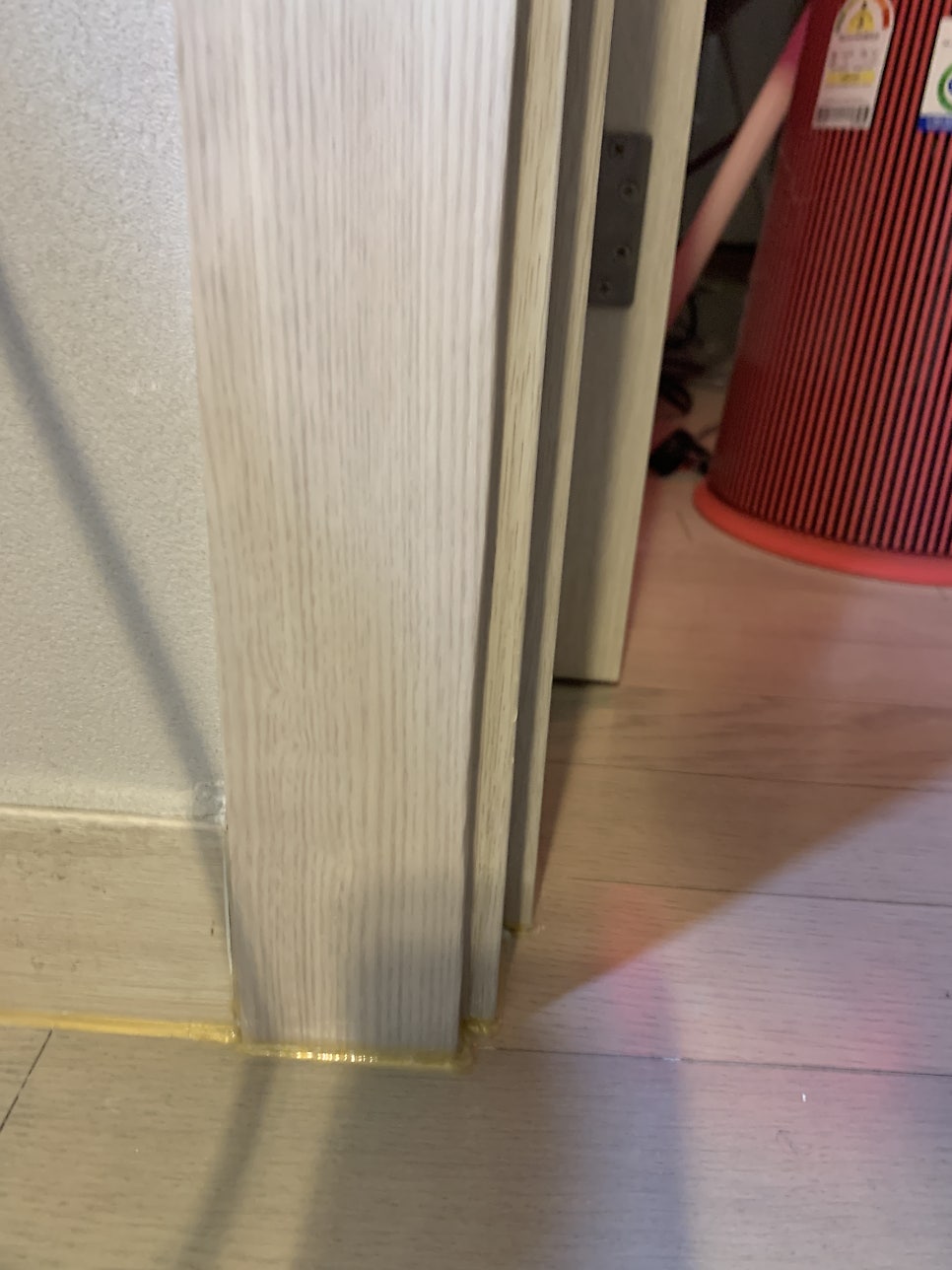 거실 문틀 몰딩 시트지 벗겨진 곳 부분보수