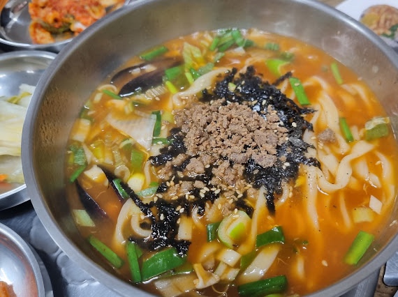강릉역 맛집 ㅣ 소고기 고명 가득한 칼국수 맛집 까치장칼국수