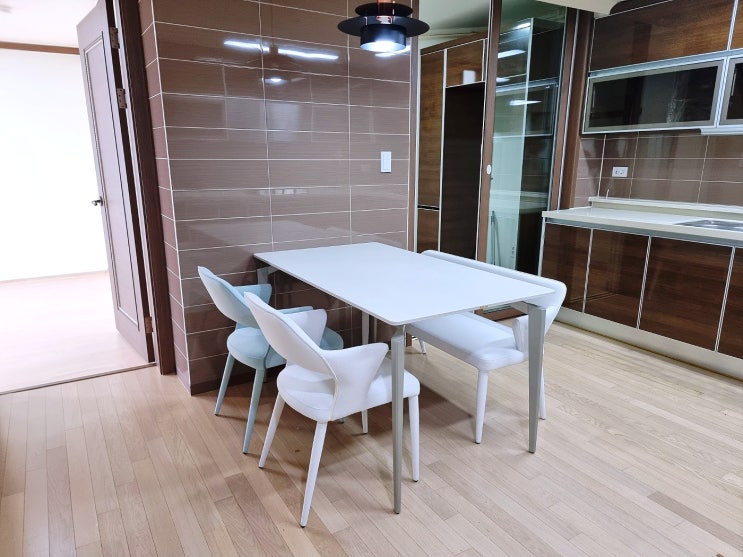  4인용세라믹식탁과 소파로 손님맞이 - 진해 석동우림필유