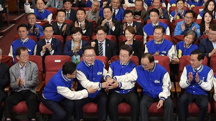 22대 총선, 민주당 <b>압승</b>.. <b>민주</b>·조국 등 범야권 180석 돌파..