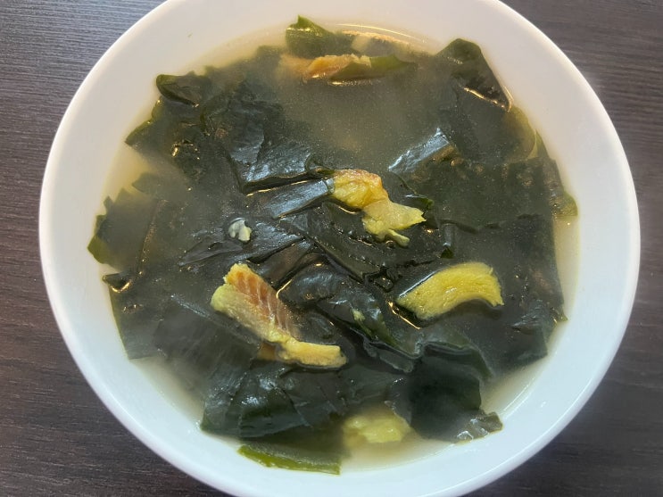  고기가 없어도 맛있는 '황태 미역국' 끓이기