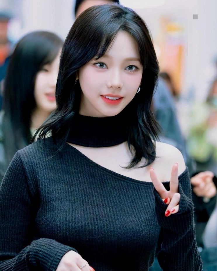 원숄더 티셔츠 <b>에스파 카리나 공항패션</b> 올블랙코디 어디꺼?