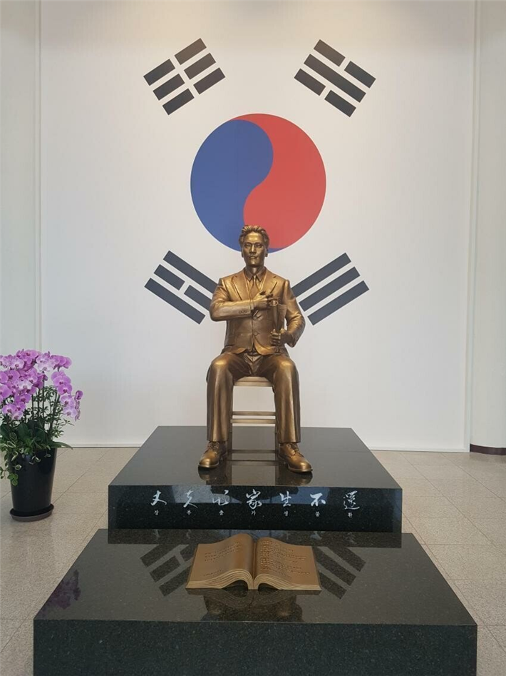  윤봉길 의사가 폭탄을 던지게 된 사연