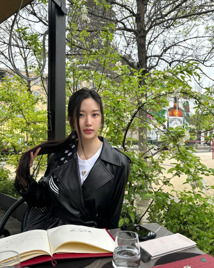  머리띠 대신 스카프 메는법을 보여준 문가영과 함께한 명품 브랜드 돌체앤가바나(D&G) 트윌 방도 패션