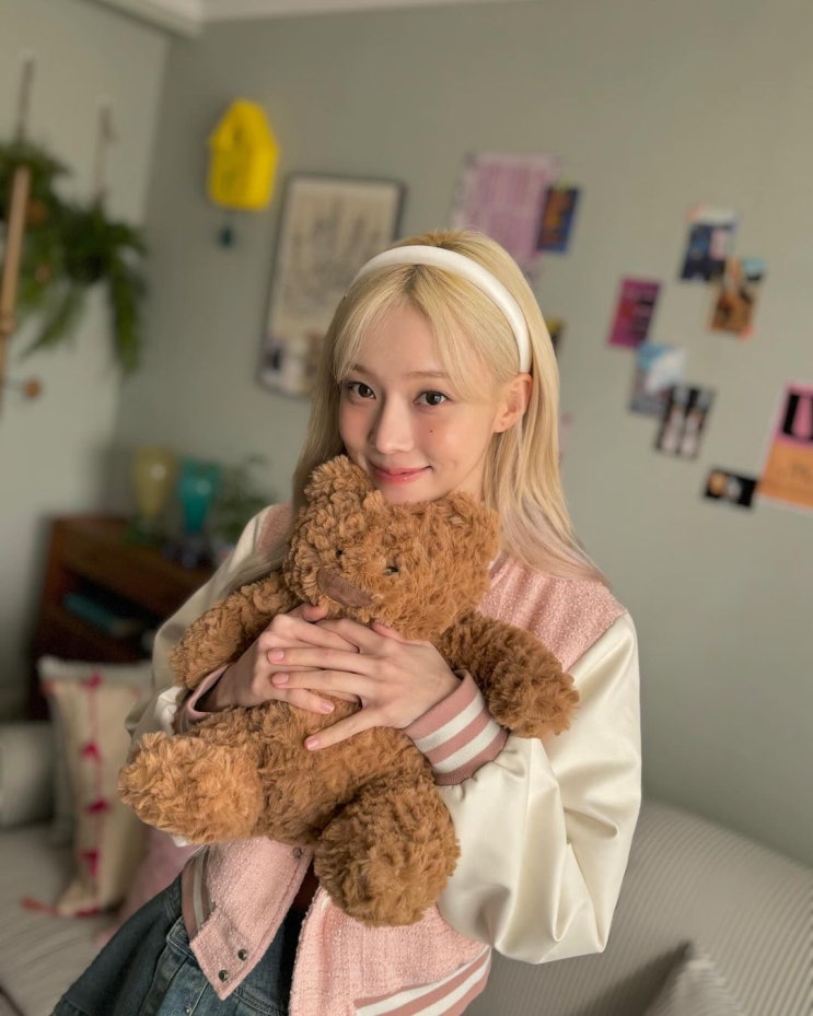  봄 데이트때 남자들이 좋아하는 여자 친구룩으로 트위드로 구성된 야구 점퍼 타입의 크롭 바시티 자켓 info w. 윈터