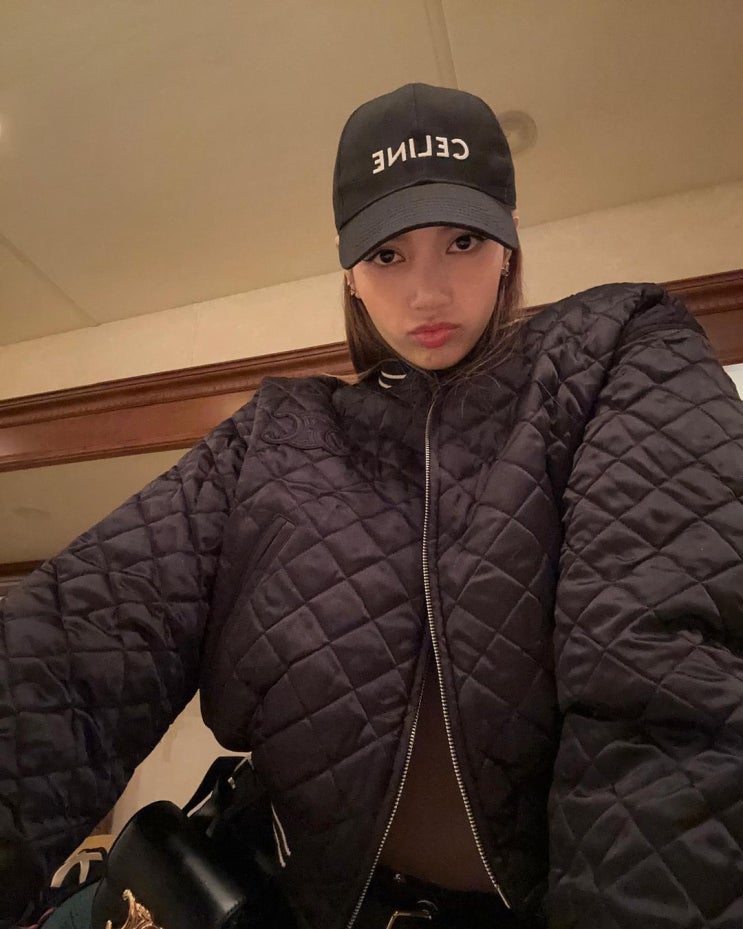  옷잘러 연예인들의 사랑을 듬뿍 받는 명품 브랜드 셀린느의 뮤즈 리사가 쓴 여자 야구 모자는?