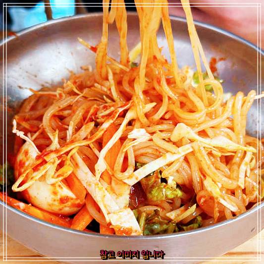  충주 성서동 유선분식 최고의 쫄면과 떡볶이 김밥 맛집![생방송투데이  인생분식 40년 옛날쫄면 소개 코너]