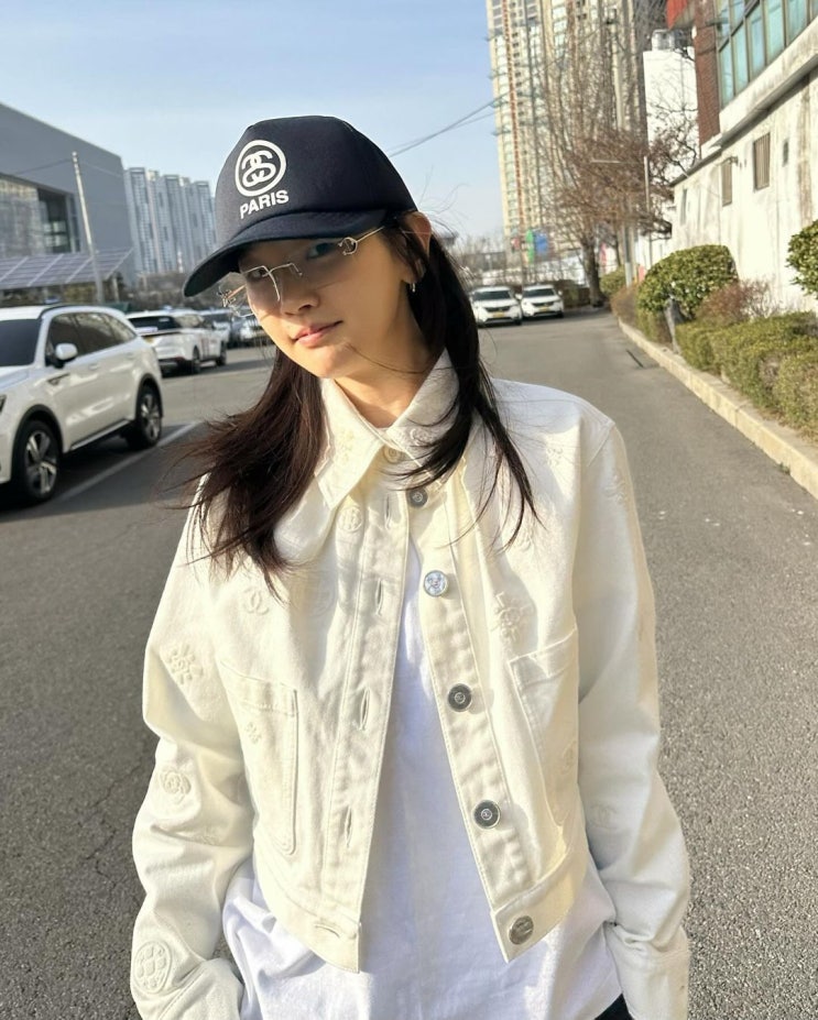  꾸안꾸룩 교본ZIP 처럼 매력적인 코디를 보여준 박소담이 쓴 스트릿 감성의 여자 볼캡 브랜드 스투시