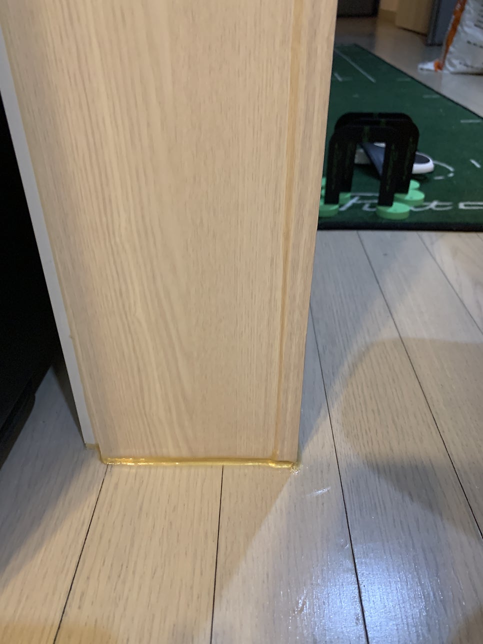 강아지가 깨물어 뜯겨진 문틀 시트지 복원으로 원상 복구
