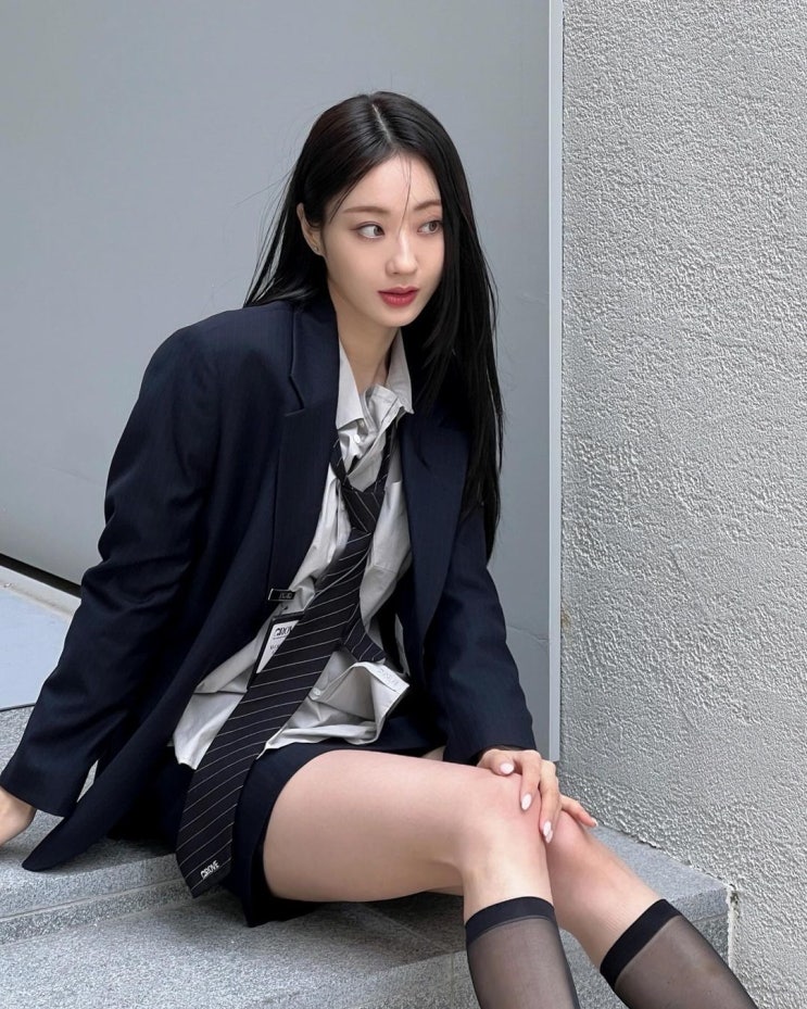  오늘과 같은 20도 날씨 여성 옷차림으로 경리가 입은 그로브 여자 블레이져 싱글 자켓과 스쿨룩 너낌의 프레피룩 코디 완성