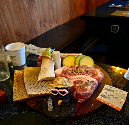 〔대구맛집〕 지산동, 숙성 흑돼지 파티! #제주옥탑# 흑돼지랑 하이파이브 했습니다 〔대구맛집〕 지산동, 숙성 흑돼지 파티! #제주옥탑# 흑돼지랑 하이파이브 했습니다