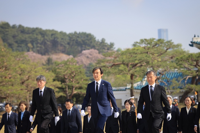 '윤석열 거부 법 모두 재추진 및 <b>김건희 수사 촉구</b>'