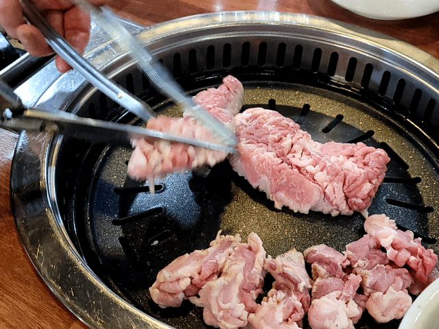  아산 용화동 고기집 구워주는집 칼집 삼겹살 목살 신용화동 회식 맛집 꽃삼