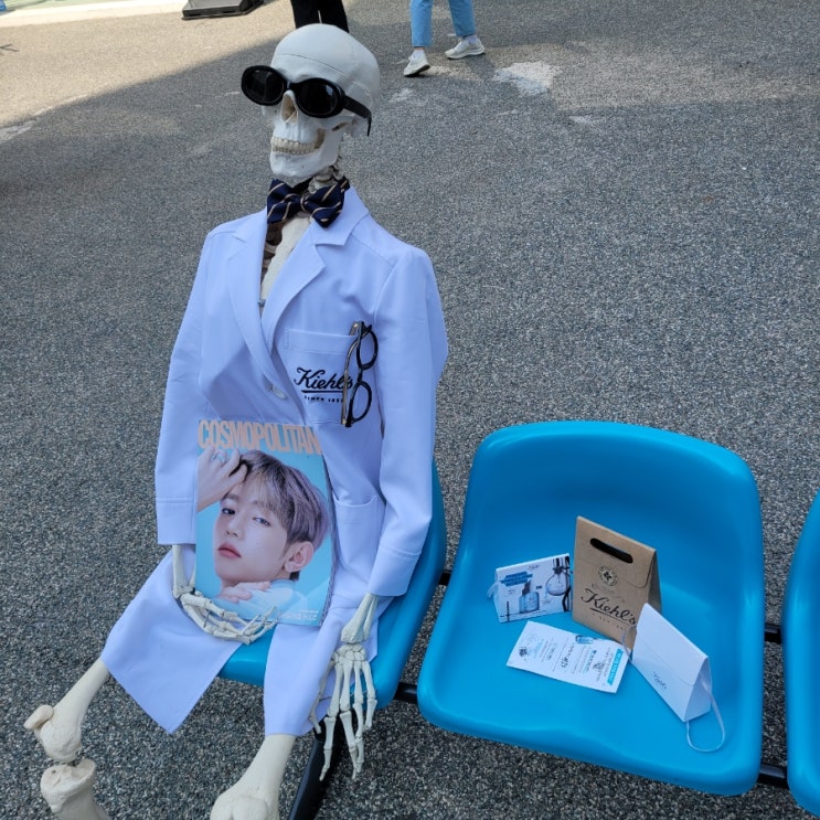  성수팝업:[키엘x코스모폴리탄 팝업]/ 샘플 or 구슬 아이스크림 받아가세요!
