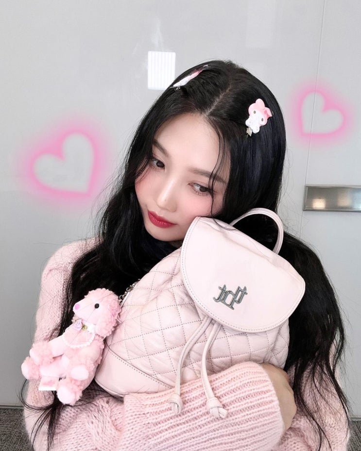  조이가 든 20대 여자 대학생의 편한 데일리 가방으로 딱 알맞은 크기의 사랑스런 쓰리타임즈 여성 백팩 정보
