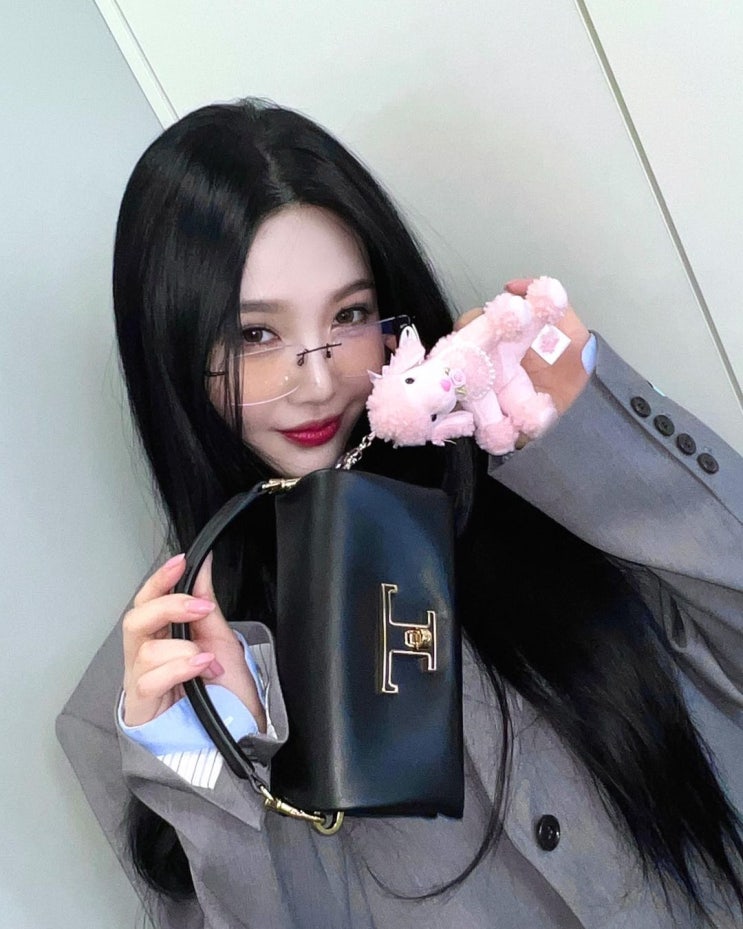  조이의 코디처럼 시크하게 일잘러 너낌의 30대 MZ 여자 패피 출근룩과 함께한 데일리백! 토즈 여성 가방 Info