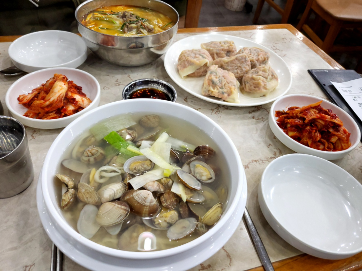 부평칼국수 [명동칼국수 본점] 소고기 칼국수, 바지락 칼국수, 김치왕만두 취향대로 먹어도 취저 / 점심 저녁 언제와도 맛집