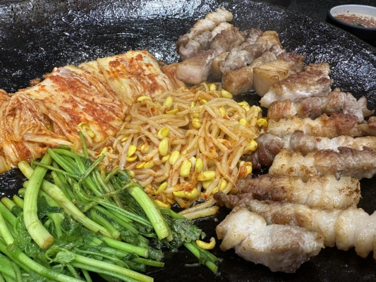  덕은동 두꺼운 삼겹살, 솥뚜껑 위에 삼겹살과 김치 가득 “솥고집”