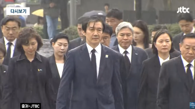 <b>조국</b>, <b>노무현</b> 전 대통령 <b>참배</b>··· 文 "범야권 승리에 큰 기여"