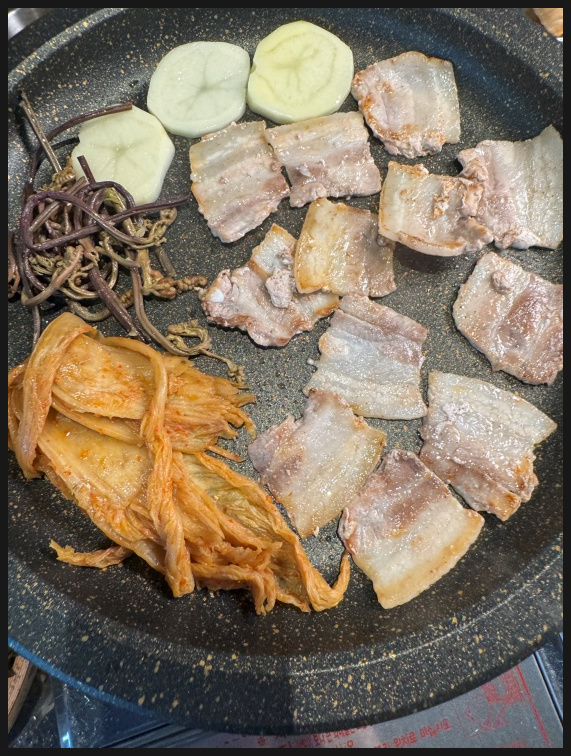  수지 외식타운 맛집 외할머니 묵은지와 직접 재배한 채소들로 신선한 한상차림 K 냉삼 레트로한 매력에 빠지다