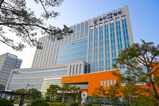 법원, <b>야구</b>방망이 체벌 초등 체육<b>코치</b> 징역 1년, 집행유예 2년... 
