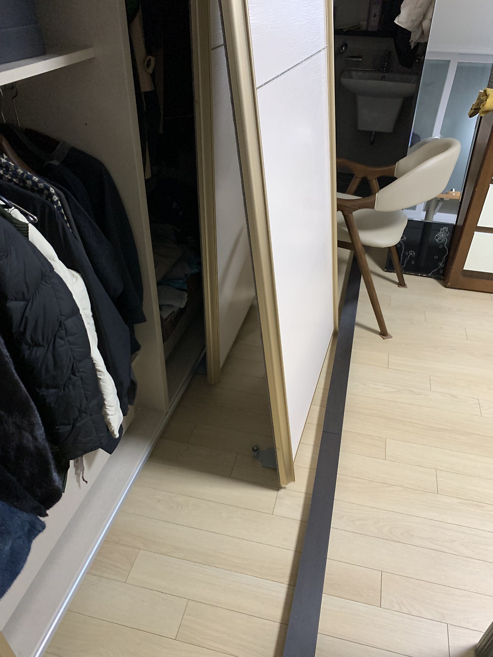 슬라이딩붙박이장 안닫히는문 수리로 문제해결