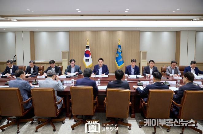 윤석열 대통령, <b>중동</b> 사태에 따른 긴급 <b>경제</b>·<b>안보</b> 회의 개최