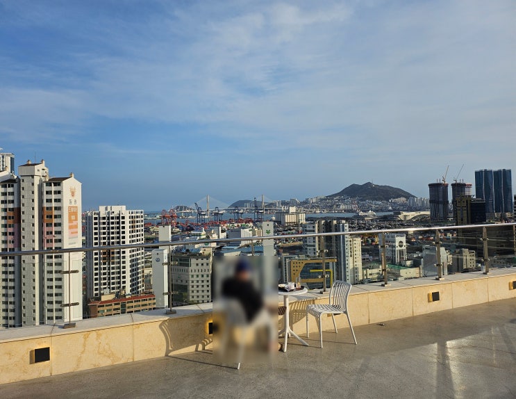  부산 좌천동(초량 이바구길) 대형카페 - 아브니르(Avnir) - 도심 뷰가 좋은 카페 추천/후기