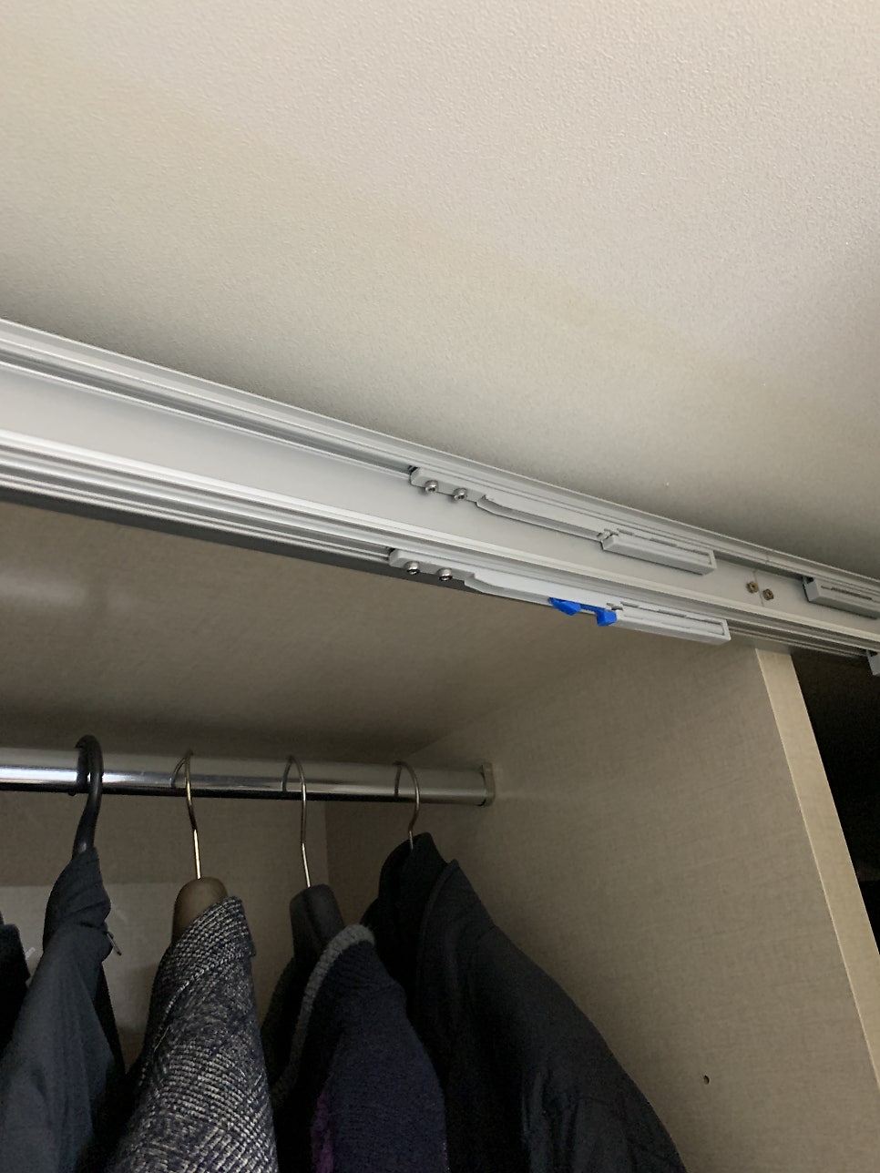 슬라이딩붙박이장 안닫히는문 수리로 문제해결