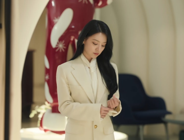  눈물의여왕 김지원 역할의 홍해인 옷 패션 귀걸이 가방 운동화 가디건 가격은요?