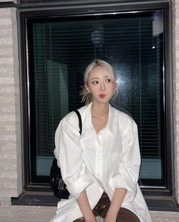  신비가 멘 숄더백으로 노트북 수납도 거뜬해 20대 여자 대학생들이 좋아하는 매력적인 가방의 브랜드는?