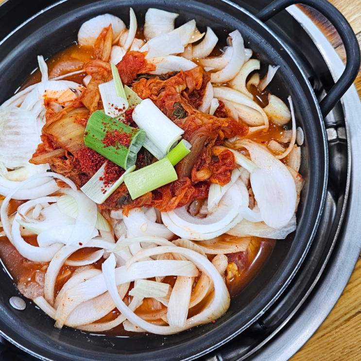  서오릉 맛집 통돼지두루치기와 솥밭 추천 서오릉돼지집