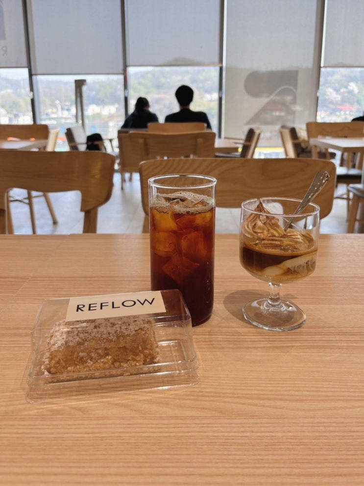  고양 스타필드 스페셜 티 커피를 맛볼 수 있는 차분한 분위기의 '리플로우(스타필드 고양점)'