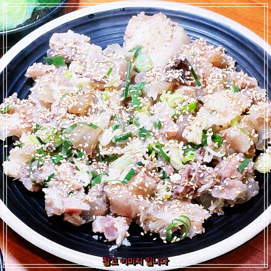  생생정보: 인천 동인천역 삼강옥의 전설의맛 79년 전통 노포 추천 소개 코너에서 설렁탕과 도가니무침 해장국 맛보기