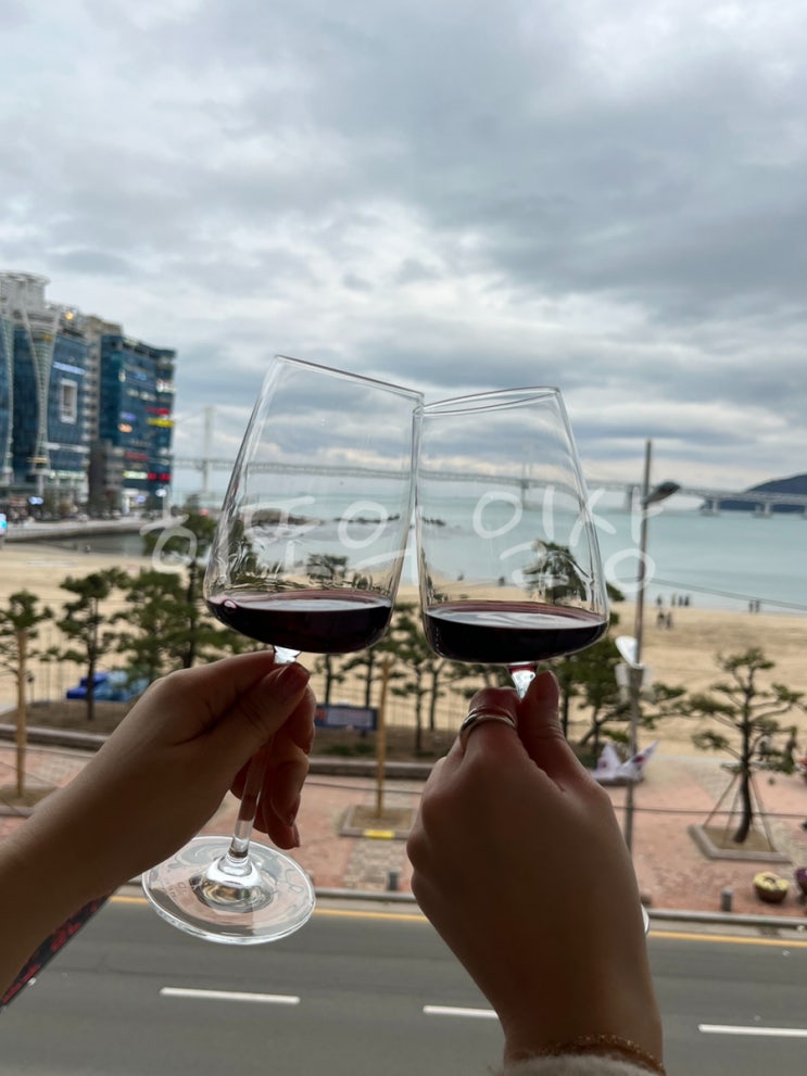  뷰와 분위기가 좋은 '광안리 와인샵앤바 쉽쉽쉽'
