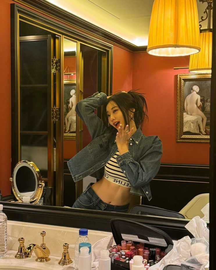 경리, 청재킷 사이로 드러낸 11자 복근...정장 스타일에도 섹시미 물씬 경리, 청재킷 사이로 드러낸 11자 복근...정장 스타일에도 섹시미 물씬