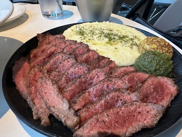  혜화동 다양한 술과 음식을 골라 마시는 분위기갑 맛집 “술비”