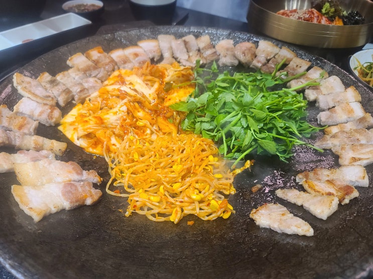 청천동 솥뚜껑에 직접 구워주는 삼겹살 맛집 솥고집