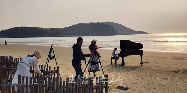  음악과 자연의 조화로운 만남, 신안 자은도 양산해변에 설치된 피아노 포토존 인기