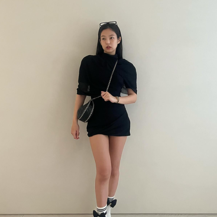  제니 페미닌 스타일 시스루 드레스 샤넬 가방 정보