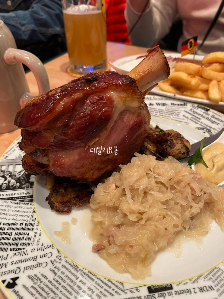  독일 베를린 여행 슈바인학센 맛집으로 유명한 시끌벅적한 펍 Ständige Vertretung 방문 후기